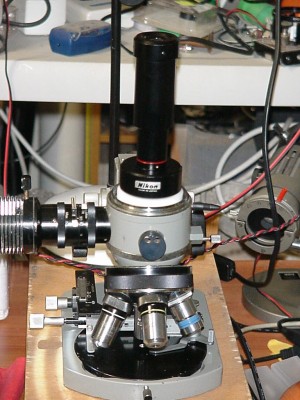Centratura di un epi: il cannocchiale centratore ha la base rettificata ed appoggiata sul piano del microscopio.